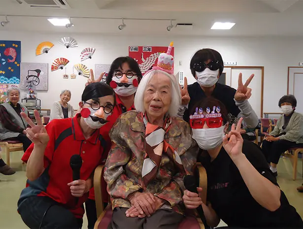 松山市の特養・第二権現荘在宅支援の誕生祝い会写真